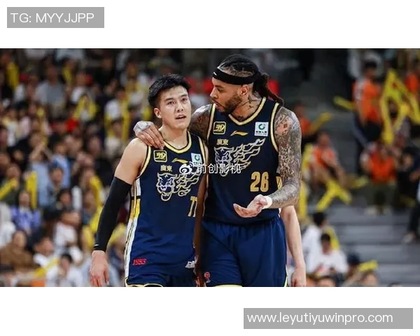 黄荣奇正式加盟同曦上赛季表现稳定场均贡献6分21助攻 黄荣奇正式加盟同曦上赛季表现稳定场均贡献6分21助攻