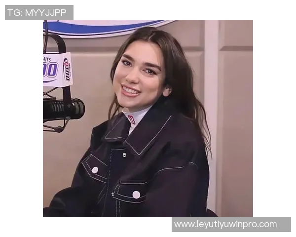 歌手杜阿利帕现场观战博卡与河床引发争议手持两队球衣合影引热议 歌手杜阿利帕现场观战博卡与河床引发争议手持两队球衣合影引热议