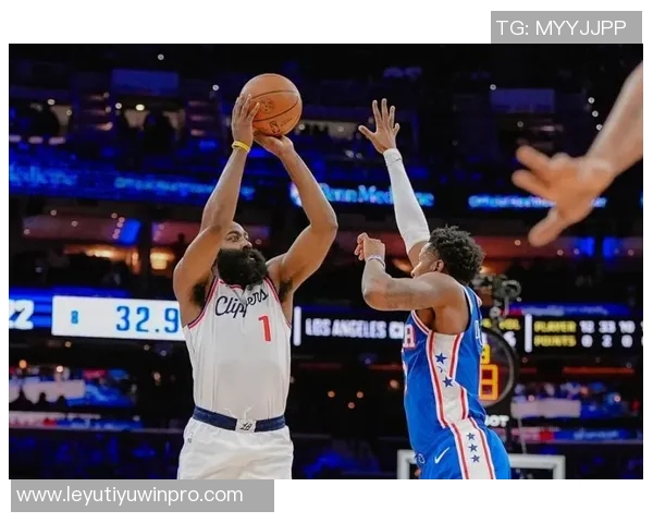 哈登再度燃尽赛场格莱姆斯手肘碰撞引发热议